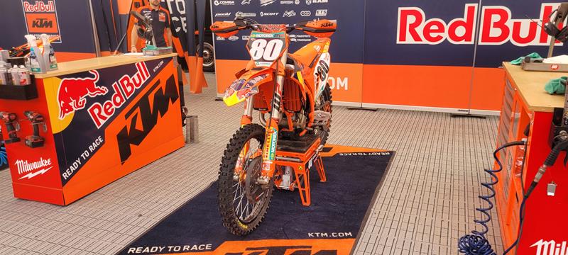 Dominancia techniky KTM v priamom prenose od OKR Moto